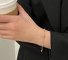 Bracelet moderne avec pendentifs ronds à paillettes